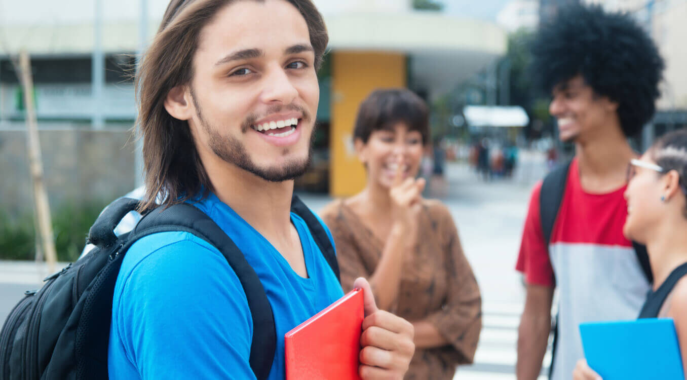 Faculdade de longe e sem financiamento