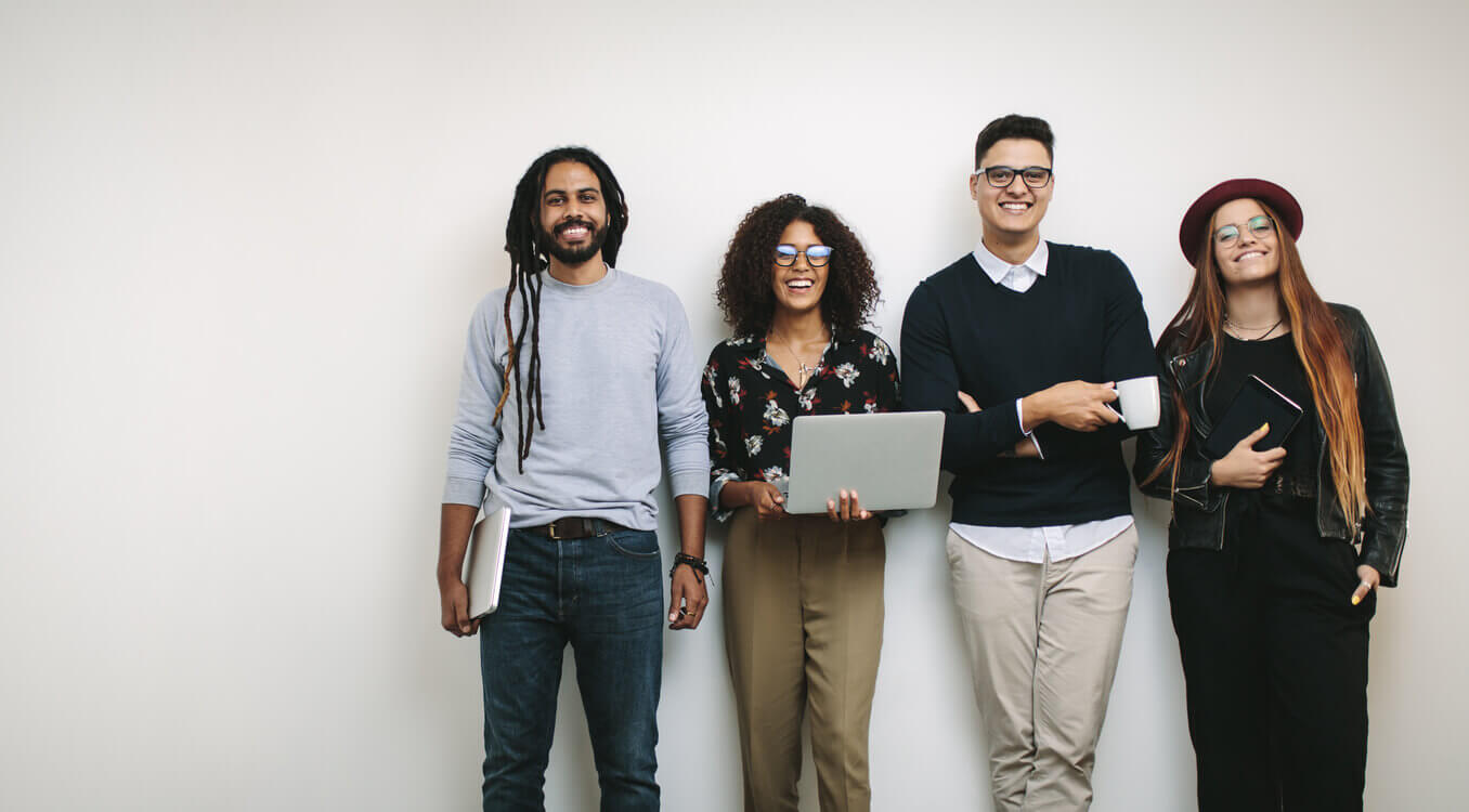 Os jovens enfrentam várias dificuldades na hora de encontrar um trabalho.