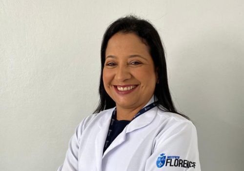 Francilena Dias, coordenadora adjunta de Odontologia do Florence, participa de programa de rádio