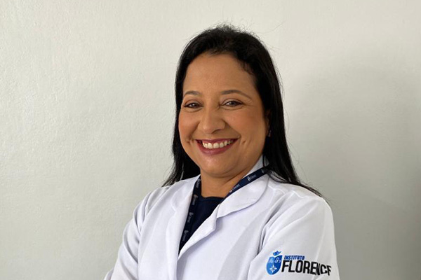 Francilena Dias, coordenadora adjunta de Odontologia do Florence, participa de programa de rádio