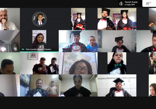 Emoção e realização: Colação de grau marca início da jornada profissional de mais de 100 alunos da Florence