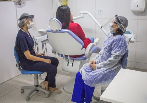 Alunos de Odontologia voltam às aulas práticas na Clínica-Escola