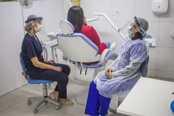 Alunos de Odontologia voltam às aulas práticas na Clínica-Escola
