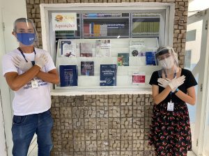 Homem e mulher em frente a livros