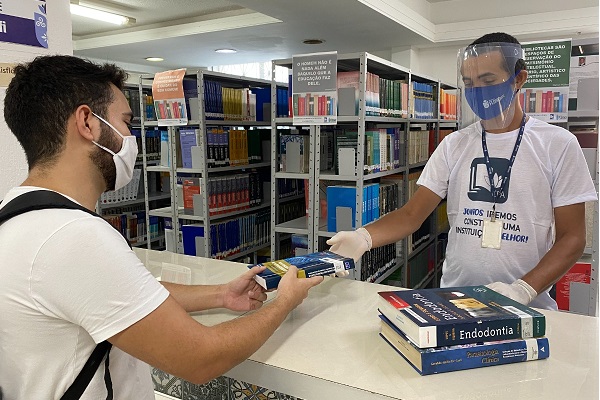 Alunos da Faculdade Florence contam com acervo de mais de 28 mil títulos na Biblioteca