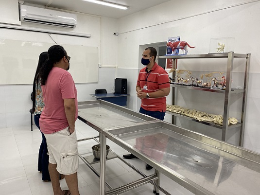 Alunos visitam laboratórios do curso de Medicina Veterinária da Florence