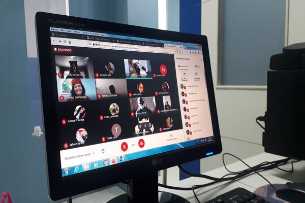 Alunos de Odontologia da Florence colam grau antecipadamente