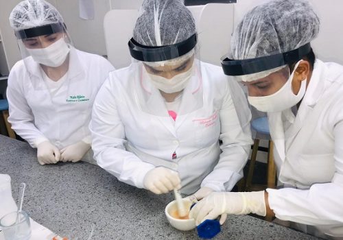 Alunas de Estética participam de aula prática sobre formulação de Dermocosméticos