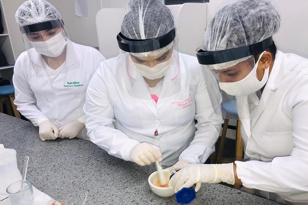 Alunas de Estética participam de aula prática sobre formulação de Dermocosméticos