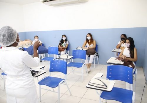 Curso de Nutrição promove aula prática sobre técnicas de aferição de glicemia e pressão arterial
