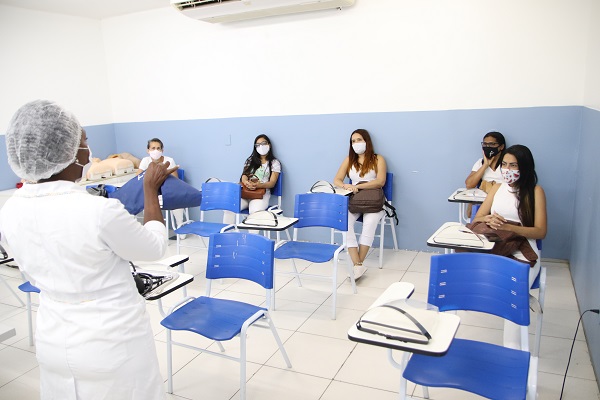 Curso de Nutrição promove aula prática sobre técnicas de aferição de glicemia e pressão arterial