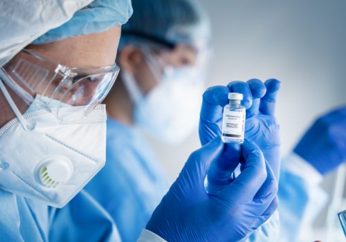 Professor de Biomedicina explica o processo de elaboração de uma vacina