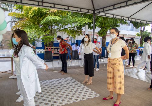 Alunos de Fisioterapia promovem ação de ginástica laboral com colaboradores