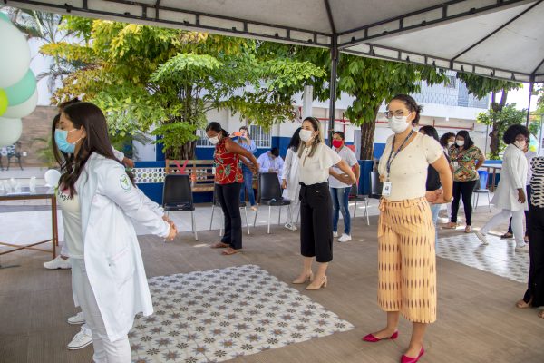 Alunos de Fisioterapia promovem ação de ginástica laboral com colaboradores
