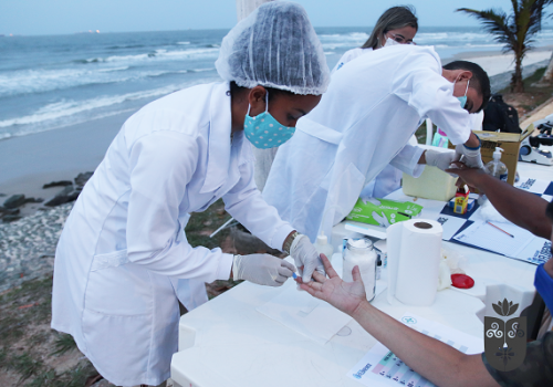 Dia do Biomédico: alunos da Florence celebram a data com ação na Litorânea