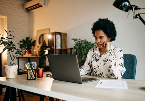 Docente da Florence dá dicas de cuidados com a postura no home office