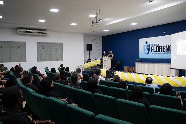 Aula da Saudade: formandos de Farmácia da Florence celebram o fim da graduação