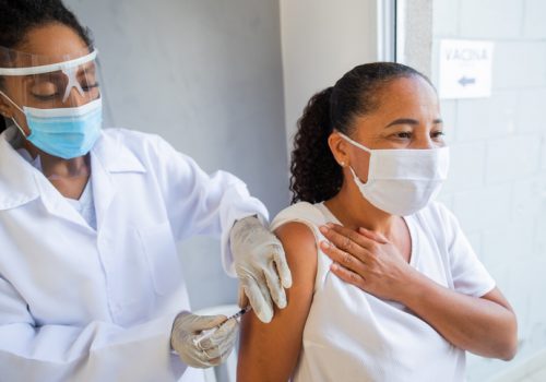 Confira o calendário de vacinação contra a Covid-19 para profissionais da rede de educação privada