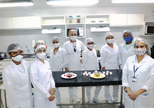 Alunas do curso de Nutrição produzem geleias caseiras em aula prática 