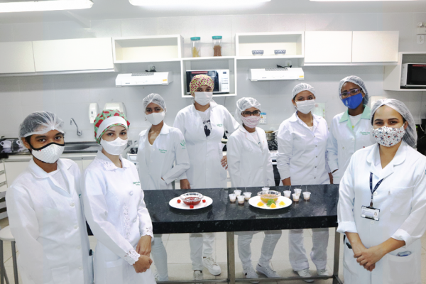 Alunas do curso de Nutrição produzem geleias caseiras em aula prática 