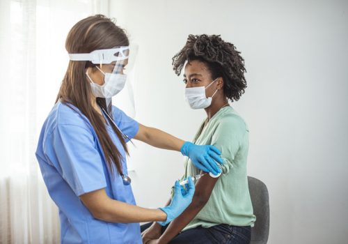 Profissionais da educação particular com 40 anos ou mais serão vacinados contra a Covid-19 