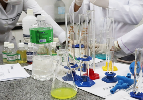 Alunos do curso de Estética e Cosmética produzem óleo corporal