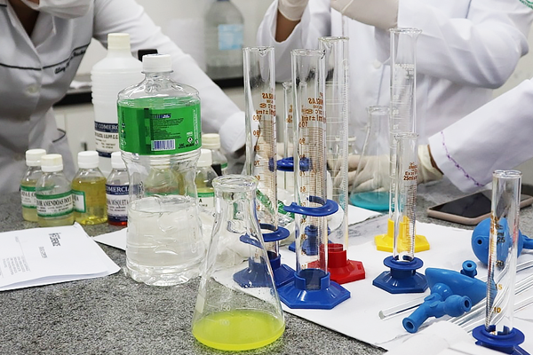 Alunos do curso de Estética e Cosmética produzem óleo corporal