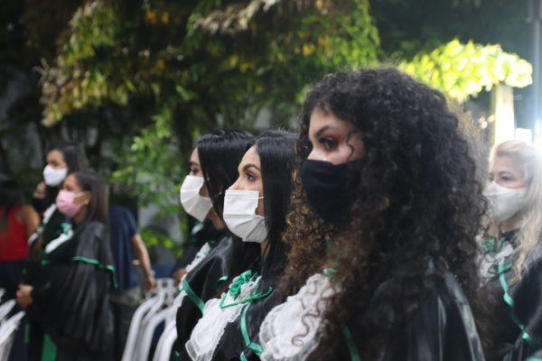 Formandas do curso de Estética e Cosmética da Faculdade Florence colam grau em evento presencial