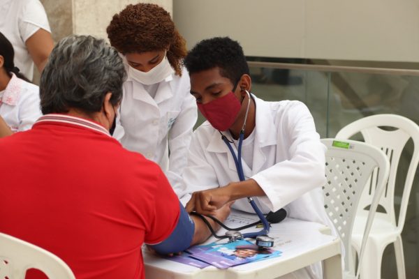 Curso de Enfermagem da Florence realiza ação sobre cuidados com pressão arterial no Golden Shopping Calhau