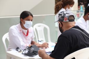 Aluna da Florence repassando informações educacionais sobre pressão arterial de caráter preventivo.