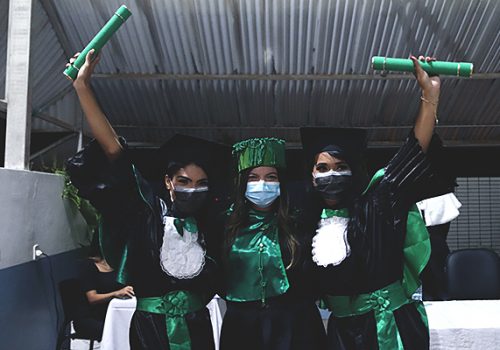 Formandos de Enfermagem da Faculdade Florence colam grau em evento presencial