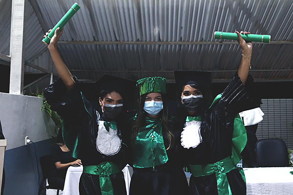 Formandos de Enfermagem da Faculdade Florence colam grau em evento presencial