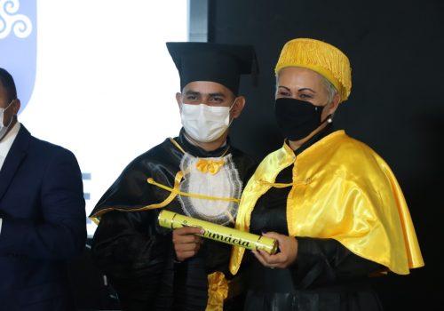 Formandos de Farmácia da Faculdade Florence colam grau em evento híbrido