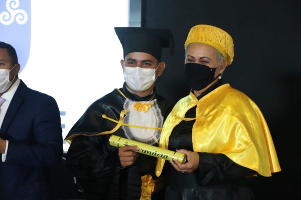 Formandos de Farmácia da Faculdade Florence colam grau em evento híbrido