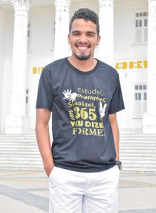 Tradutor/intérprete de libras da Florence, Renan Pires.