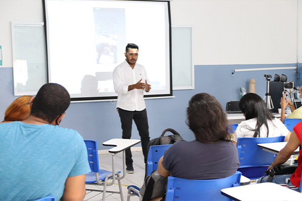 Curso de Odontologia realiza palestra com a presença de egresso da Florence