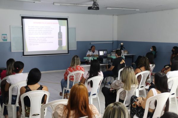 Curso de Estética e Cosmética realiza palestra com a presença da esteticista Katia Nunes