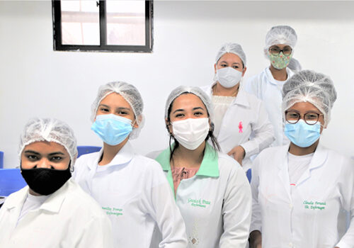 Alunos de Enfermagem aprendem sobre administração de medicamentos por via endovenosa