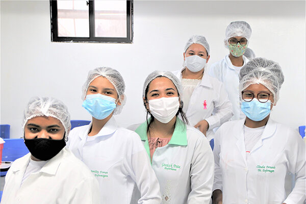 Alunos de Enfermagem aprendem sobre administração de medicamentos por via endovenosa