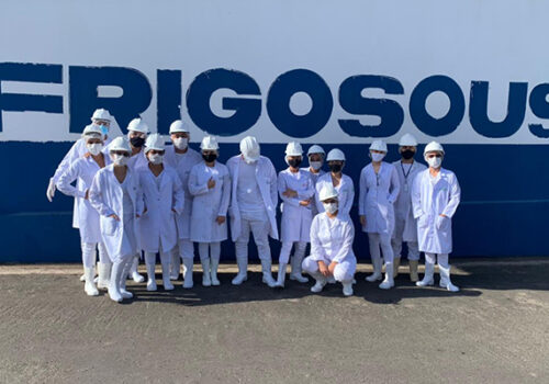 Estudantes de Med Vet da Florence realizam visita técnica em abatedouro de São Luís