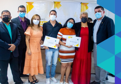 CRF-MA confere Certificado do Mérito Acadêmico a egressa do curso de Farmácia da Florence