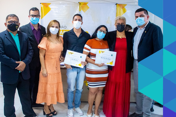 CRF-MA confere Certificado do Mérito Acadêmico a egressa do curso de Farmácia da Florence