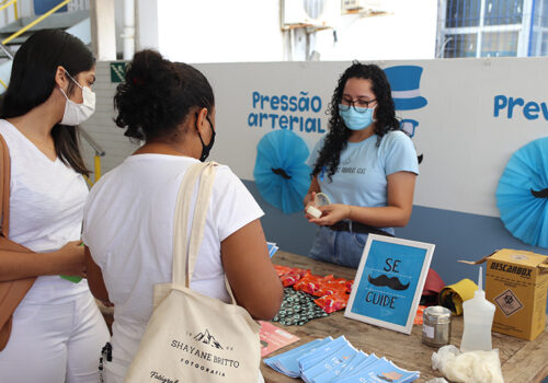 Liga de Enfermagem da Florence promove ação em alusão ao Outubro Rosa e ao Novembro Azul