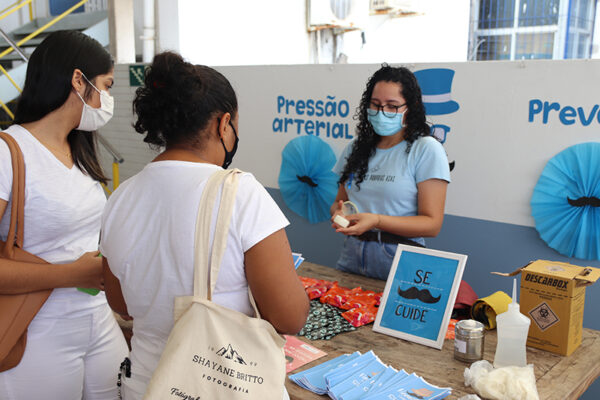 Liga de Enfermagem da Florence promove ação em alusão ao Outubro Rosa e ao Novembro Azul