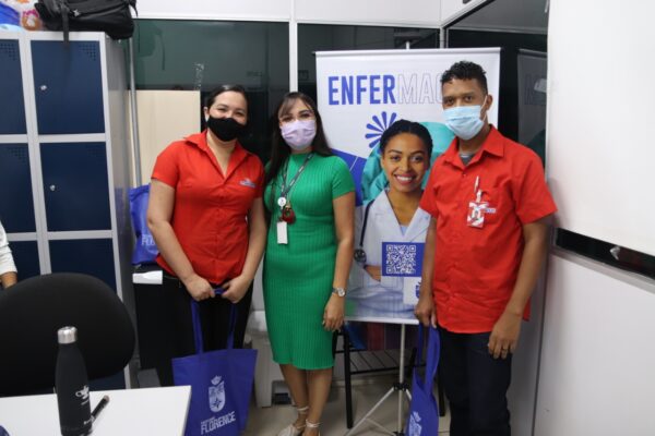 Curso de Enfermagem promove bate-papo sobre o “Dezembro Vermelho” em rede de supermercado
