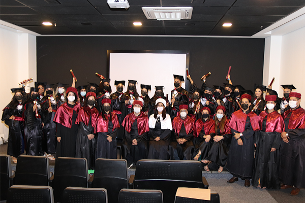 Florence forma novos profissionais de Odontologia em colação de grau presencial