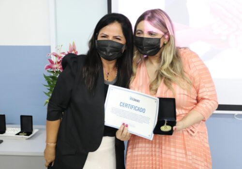 Florence homenageia cofundadora da Instituição com Medalha de Honra ao Mérito Nightingaleano