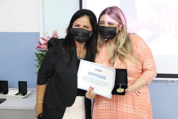 Florence homenageia cofundadora da Instituição com Medalha de Honra ao Mérito Nightingaleano