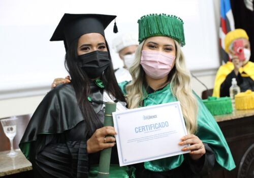 Formandos do curso de Estética e Cosmética e Farmácia da Faculdade Florence colam grau em evento presencial