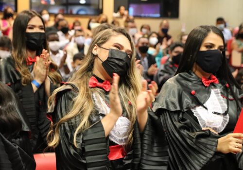 Formandos do curso de Direito da Faculdade Florence colam grau em evento presencial